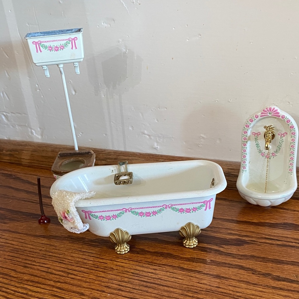 Elegant White and Gold Miniature Bathtub Set